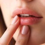 গ্রীষ্মকালে ঠোঁট ফাটলে যেভাবে যত্ন নেবেন
