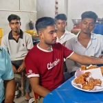 সাড়া ফেলেছে আলী হোসেনের ৫ টাকায় ‘খাশির মাংসের চপ’